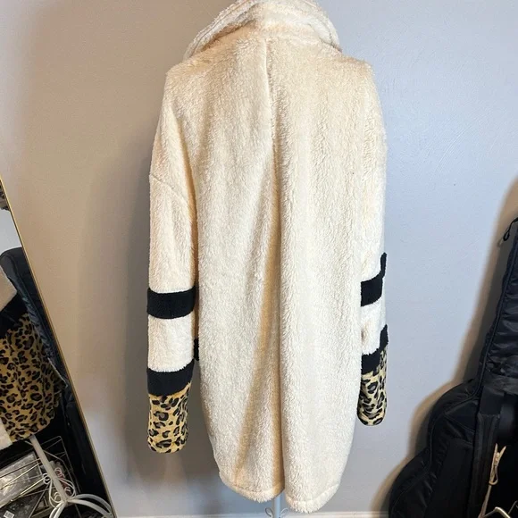Leopard Print Cream and Black Women's Shacket coat/cardigan - Picture 4 of 4
